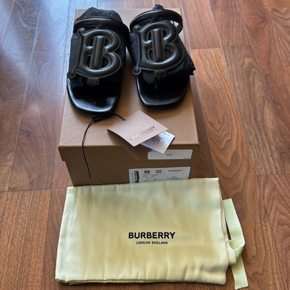 NWT SIZE 36 Burberry White Leather Split-Toe TB Sandals Leather Sole - Picture 1 of 5